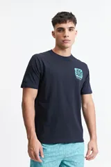 Remera color salmón de manga corta con cuello redondo y estampado en el pecho.