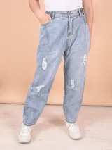Pantalón de jean celeste con roturas y corte holgado.