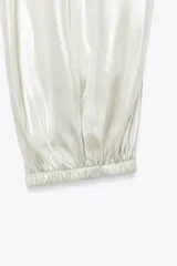 Pantalón bombacho plateado de tiro medio con cintura elástica ajustable con cordones y puños elásticos.