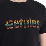 Remera negra de manga corta con cuello redondo y estampado frontal con el logo de Etnies en colores rasta (rojo, amarillo y verde).