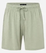 Conjunto de pijama corto para hombre, compuesto por una remera de manga corta con cuello redondo y un short con cintura elástica y cordón de ajuste. El tejido es malla flameada con efecto mezcla en tono verde claro.