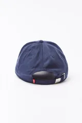 Gorra de béisbol azul marino con logo Levi's bordado en rojo y blanco.