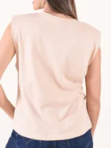 Musculosa negra con cuello redondo y hombreras marcadas.