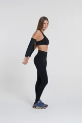 Calza larga negra de tiro alto, confeccionada en tejido de poliamida y elastano.