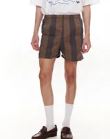 Short de tela a rayas verticales color marrón y gris.