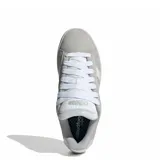 Championes Adidas Grand Court Alpha, color gris con detalles en blanco. Inspirados en el tenis de los años 80, confeccionados en material sintético tipo nobuk con entresuela Cloudfoam y suela de goma.