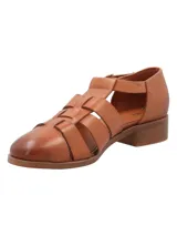 Zapato de cuero color camel con punta trenzada, taco cuadrado y hebilla ajustable.