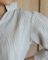 Blusa celeste con cuello mao y mangas abullonadas.