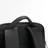 Mochila negra de poliéster impermeable con capacidad de 22 litros. Tiene compartimento para laptop de hasta 17,3 pulgadas, cuatro bolsillos interiores (dos con cremallera), dos espacios para botellas de agua, llavero interior, espacio para tarjeta y cinturón para valija en la parte trasera.
