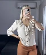 Blusa blanca de crepé de lino, con volados frontales, mangas 3/4 y estilo boho.