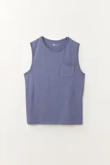 Musculosa azul con bolsillo en el pecho.