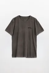 Remera gris oscuro de algodón con cuello redondo y logo pequeño en el pecho.
