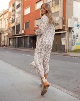 Bota corta de cuero color marrón con textura tipo reptil, paneles laterales de gamuza y elástico, tacón de madera y tirador trasero.