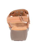 Sandalias bajas color tostado, con diseño calado en el empeine, ajuste con velcro y suela de goma.