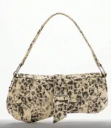 Bolso de mano con estampado animal print y correa corta.