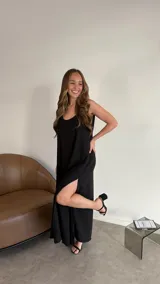 Vestido largo rojo de muselina con rayado de lino, corte suelto y breteles finos.