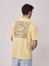 Remera blanca de algodón con estampa en la espalda con el logo de Rusty y la leyenda 'Since chasing surf records 1985'.