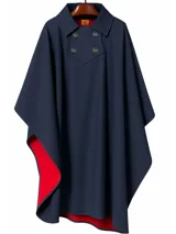 Poncho impermeable azul marino con interior rojo, cuello camisero y doble botonadura.