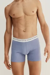 Pack de tres calzoncillos tipo trunk en azul, blanco y azul marino, con cintura elástica blanca con la inscripción "Designed in Stockholm Est. 1947". Confeccionados en tejido funcional COOLMAX® y Lycra® Xtra Life™.