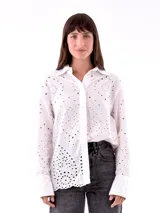 Camisa blanca de manga larga con bordado calado.