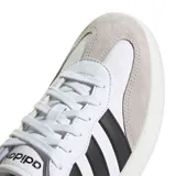 Championes Adidas Barreda blancos con detalles en negro y gris.