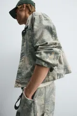 Cazadora cropped fit confeccionada en denim de algodón con estampado floral. Tiene cuello solapa, manga larga con puño abotonado, bolsillos de vivo en el pecho, efecto lavado y cierre frontal de botonadura oculta por solapa.