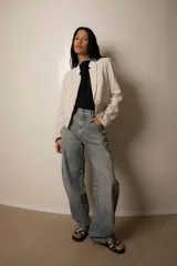 Blazer color crema con bordado a tono, corte sastrero, cuello mao blanco y botón forrado.