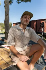 Remera de hombre color beige, tejida a crochet, con cuello polo y mangas cortas.