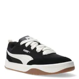 Championes urbanos Puma Park Lifestyle Street, color negro con detalles en blanco y suela color caramelo.