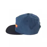 Gorro azul con visera negra y logo de Independent Truck Company bordado en rojo y amarillo.