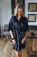 Bata corta color champagne de satén con mangas 3/4 y lazo para atar a la cintura.