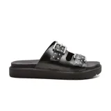 Sandalias blancas con plataforma negra y dos tiras anchas con hebillas plateadas.