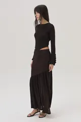 Falda larga marrón tejida en viscosa y lurex, con corte sirena y abertura lateral.