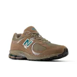 Championes New Balance U2002 color chocolate con detalles en verde azulado y plateado.