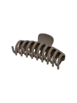 Pinza para el cabello color marrón topo, con diseño de dientes.