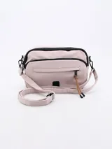 Bandolera color lila con ribetes negros y correa ajustable.