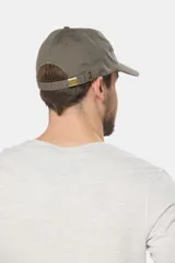 Gorro de béisbol azul marino de lona con parche circular con logo en el frente.