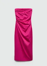 Vestido midi fucsia, palabra de honor, con diseño drapeado y abertura posterior en el bajo.