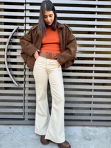 Pantalón de jean color crema, de corte oxford y tiro alto.