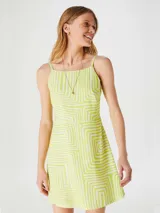 Vestido corto con estampado geométrico en verde y blanco, de breteles finos y corte ajustado.