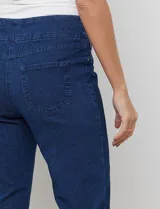 Jegging gris de algodón elastizado con pretina ancha elastizada, bolsillos delanteros simulados y bolsillos traseros aplicados.