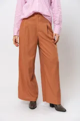 Pantalón sastrero de lino color celeste, de corte ancho y tiro alto.