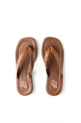 Sandalias tipo ojotas de ecocuero, color negro y marrón con textura simil piel de cocodrilo.