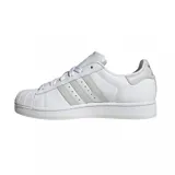 Zapatillas Adidas Superstar blancas con las tres tiras laterales en gris claro y puntera de goma.