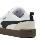 Championes Puma Park Lifestyle Og para hombre, color blanco con detalles en negro y suela marrón.