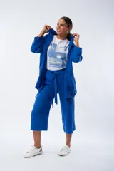 Campera azul de lino con capucha, mangas 3/4 y bolsillos laterales.