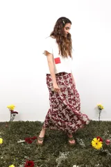 Falda larga de gasa estampada con letras, confeccionada en poliéster con doble tela y cierre lateral oculto.