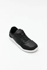 Zapatillas de cuero color blanco y beige, de diseño minimalista con suela marrón.