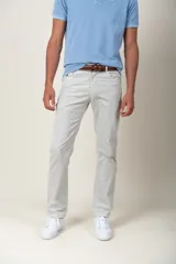 Pantalón de gabardina color gris claro, de corte recto y tiro medio, con cinco bolsillos y cierre frontal con botón y cremallera.