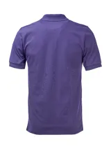 Remera polo de pique color violeta, con detalles contrastantes en puños y cuello, confeccionada en algodón pima peruano.